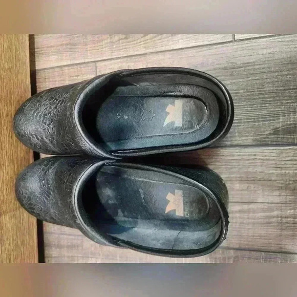 Dansko Professional Black Tooled Floral Clogs Size 38 - Picture 5 of 6